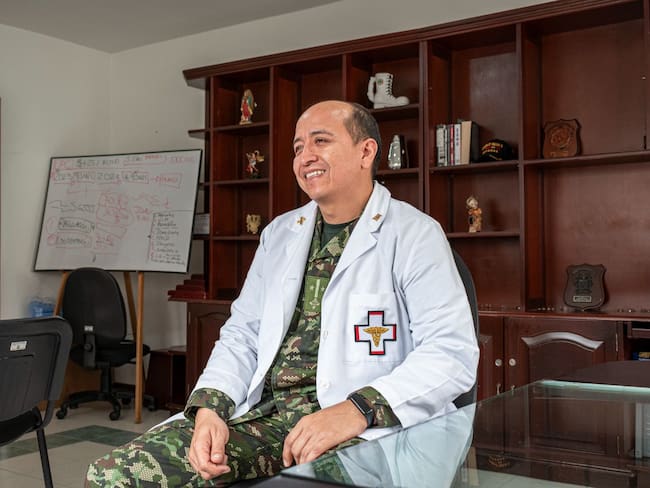 Entre granadas y bisturís: así salva vidas el coronel Becerra, médico del Ejército