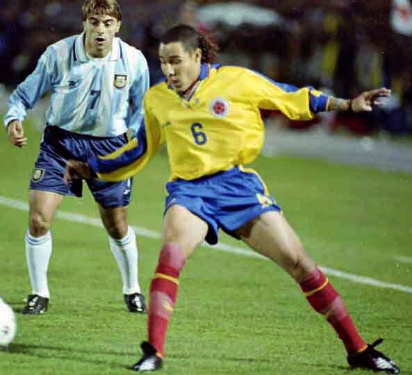 AME6653. BOGOTÁ (COLOMBIA), 06/04/2025.- Fotografía de archivo del 16 de mayo de 2001 en la que se observa al exfutbolista Jorge Bolaños durante un partido de la Selección Nacional de Colombia de fútbol en la Copa América 2001 en Bogotá (Colombia). Bolaño quien participó en el Mundial de Francia 1998, falleció este domingo a los 47 años de edad en la ciudad de Cúcuta, confirmaron medios locales. EFE/ ARCHIVO  MÁXIMA CALIDAD DISPONIBLE