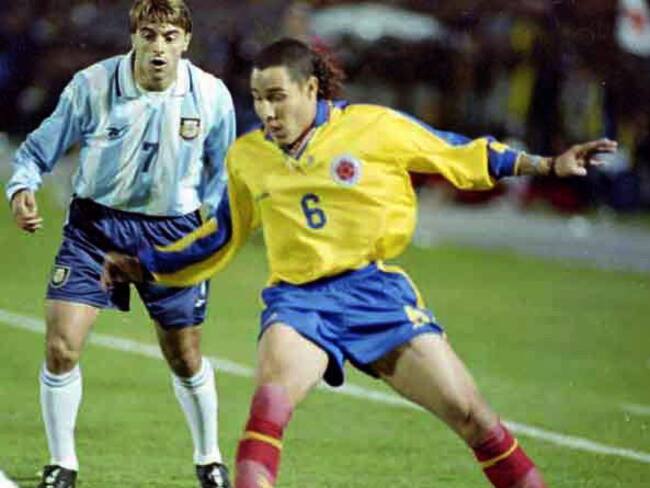 AME6653. BOGOTÁ (COLOMBIA), 06/04/2025.- Fotografía de archivo del 16 de mayo de 2001 en la que se observa al exfutbolista Jorge Bolaños durante un partido de la Selección Nacional de Colombia de fútbol en la Copa América 2001 en Bogotá (Colombia). Bolaño quien participó en el Mundial de Francia 1998, falleció este domingo a los 47 años de edad en la ciudad de Cúcuta, confirmaron medios locales. EFE/ ARCHIVO MÁXIMA CALIDAD DISPONIBLE