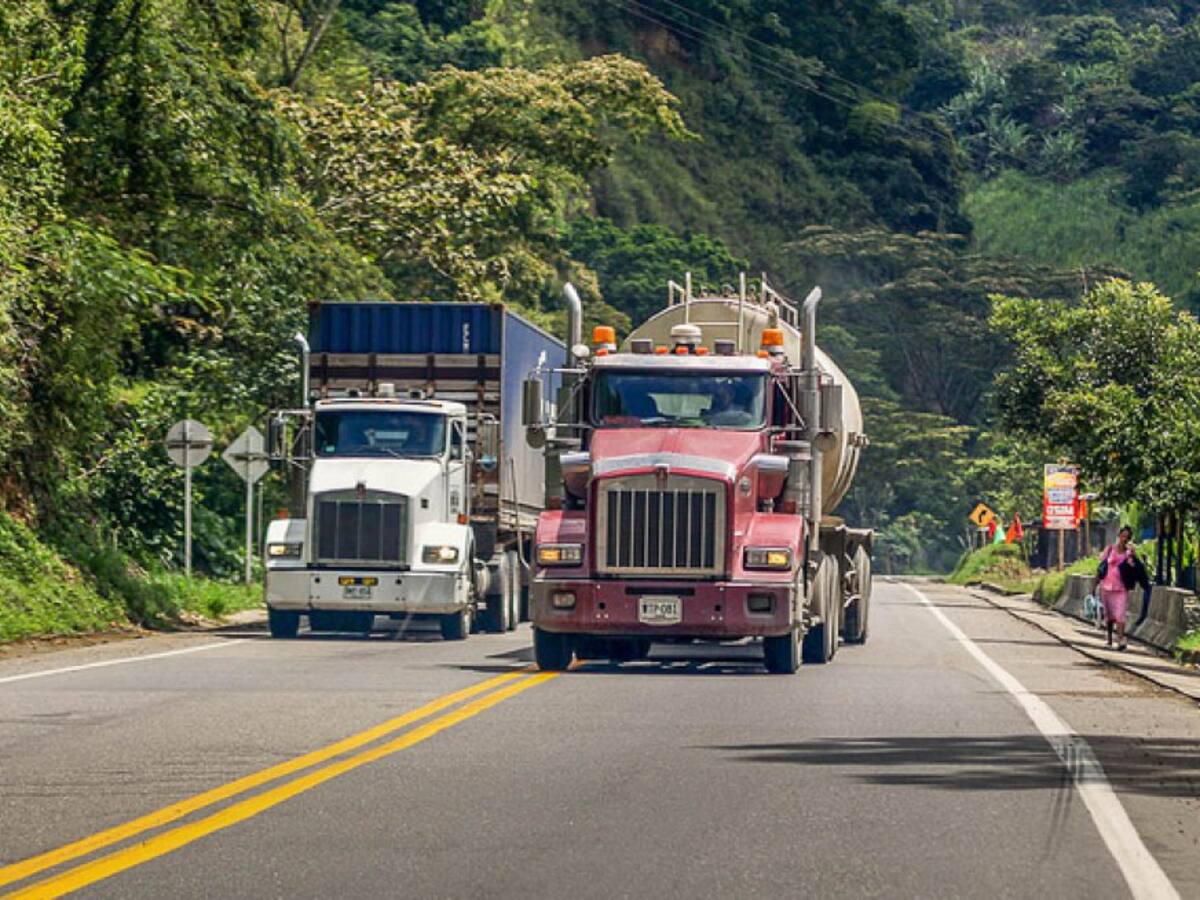 Camioneros denuncian escaso respaldo estatal para transición energética de sector de carga