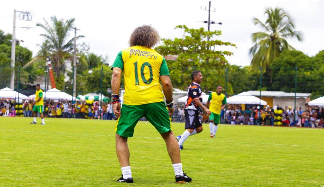 El mundialista Carlos “El Pibe” Valderrama, asistió a la inauguración de la cancha fútbol 9