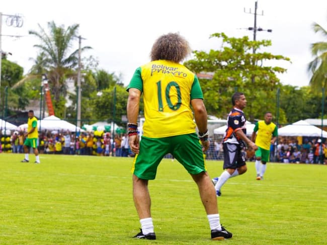 El mundialista Carlos “El Pibe” Valderrama, asistió a la inauguración de la cancha fútbol 9