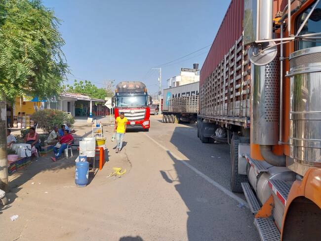 Bloquean vía nacional en el Magdalena por retrasos en obras del municipio de Plato
