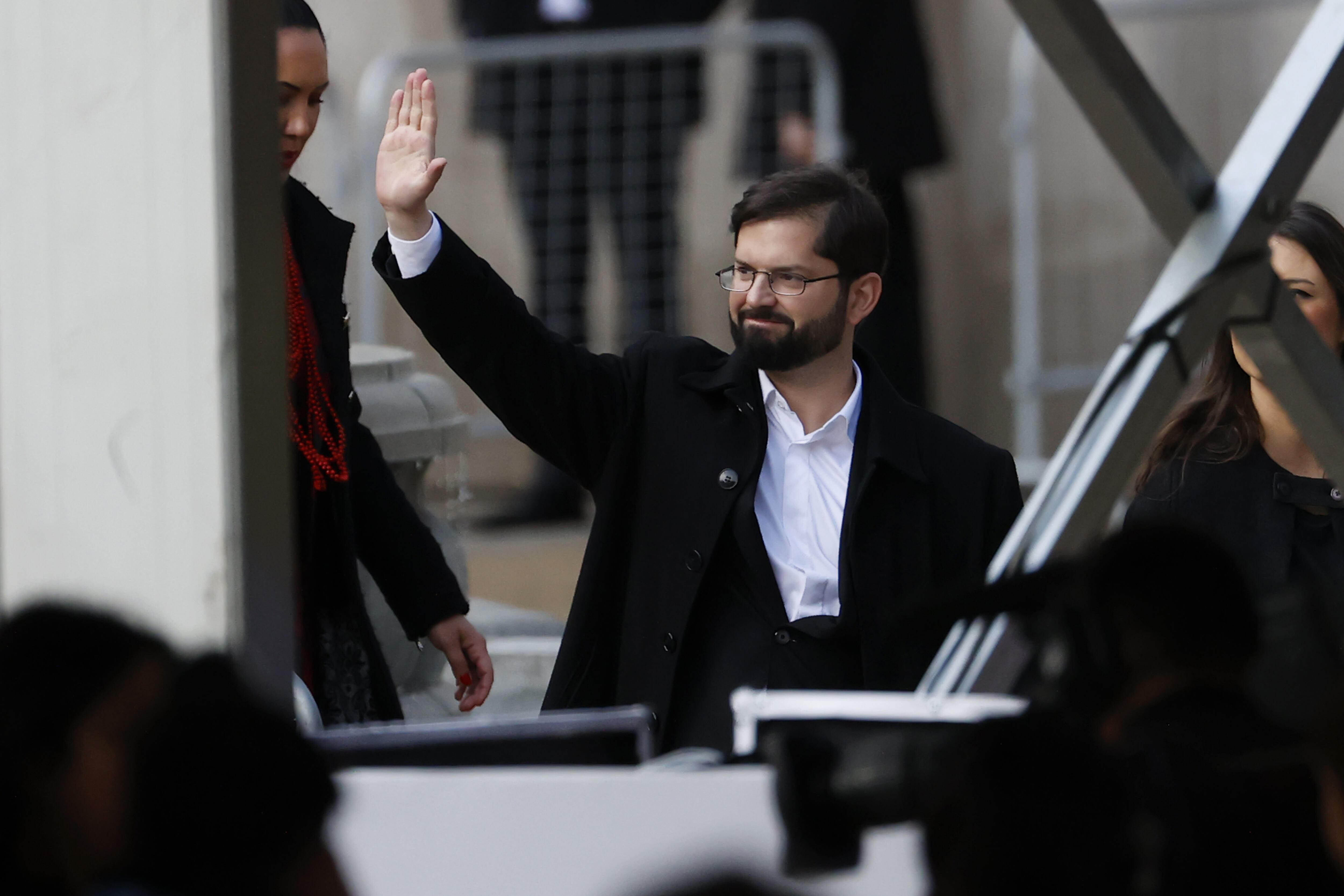 CH0. SANTIAGO (CHILE), 11/09/2023.- El presidente de Chile, Gabriel Boric, saluda hoy a su llegada al acto ciudadano en conmemoración de los 50 años del golpe de Estado contra el Gobierno democrático de Salvador Allende, en el Palacio de La Moneda en Santiago (Chile). EFE/ Elvis González