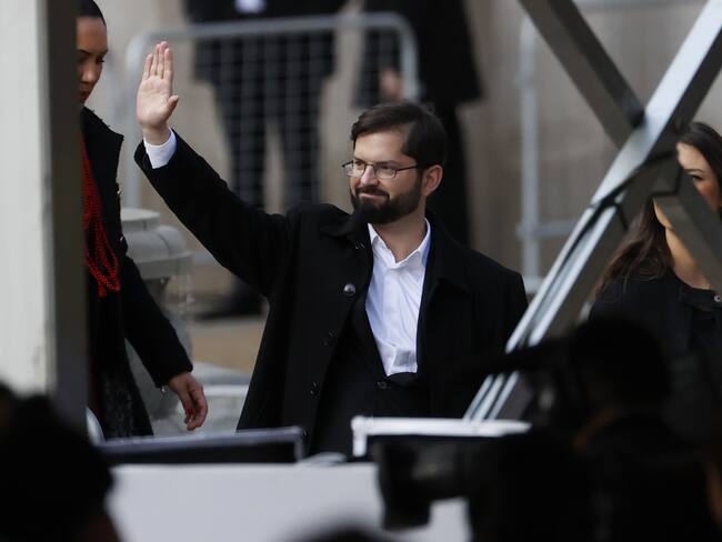 CH0. SANTIAGO (CHILE), 11/09/2023.- El presidente de Chile, Gabriel Boric, saluda hoy a su llegada al acto ciudadano en conmemoración de los 50 años del golpe de Estado contra el Gobierno democrático de Salvador Allende, en el Palacio de La Moneda en Santiago (Chile). EFE/ Elvis González