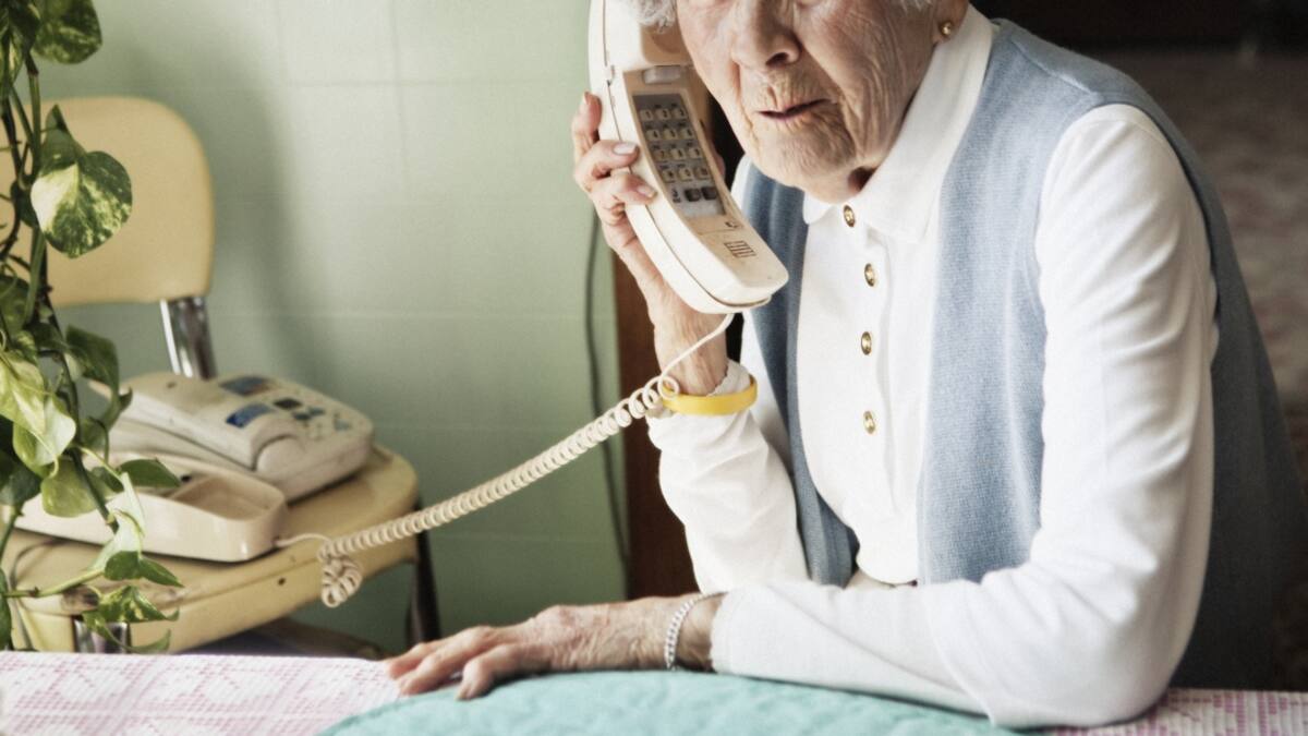 Lleva 193 días leyéndole por teléfono a una mujer de 91 años