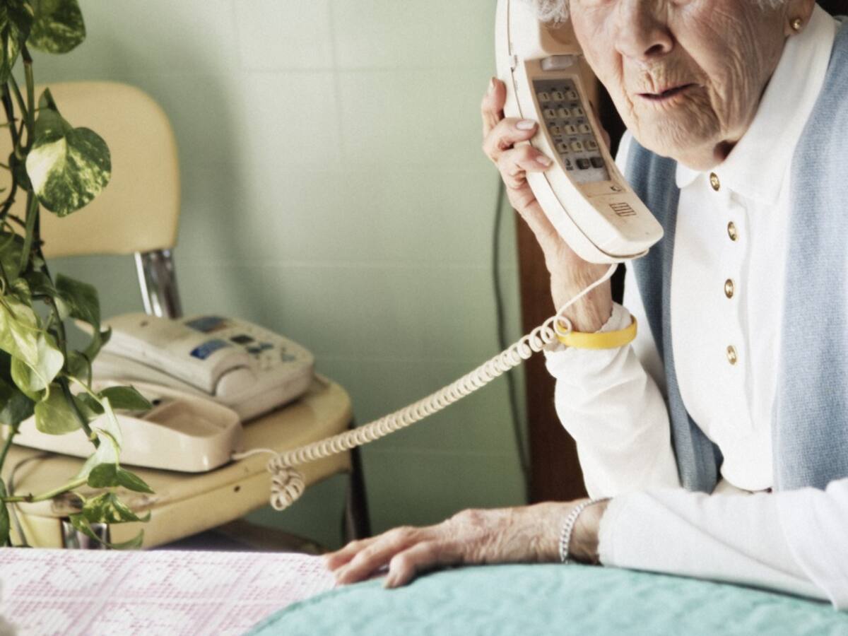 “Es una maravilla que me lean libros por teléfono”: Mujer de 91 años