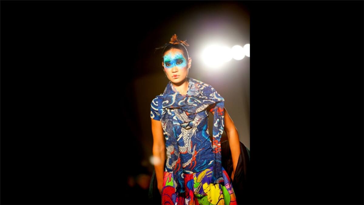 Yamamoto también es muy conocido por sus "supershows". En el V&A presentó una pequeña muestra de este tipo de producciones que combinan moda con música, danza y entretenimiento a gran escala.