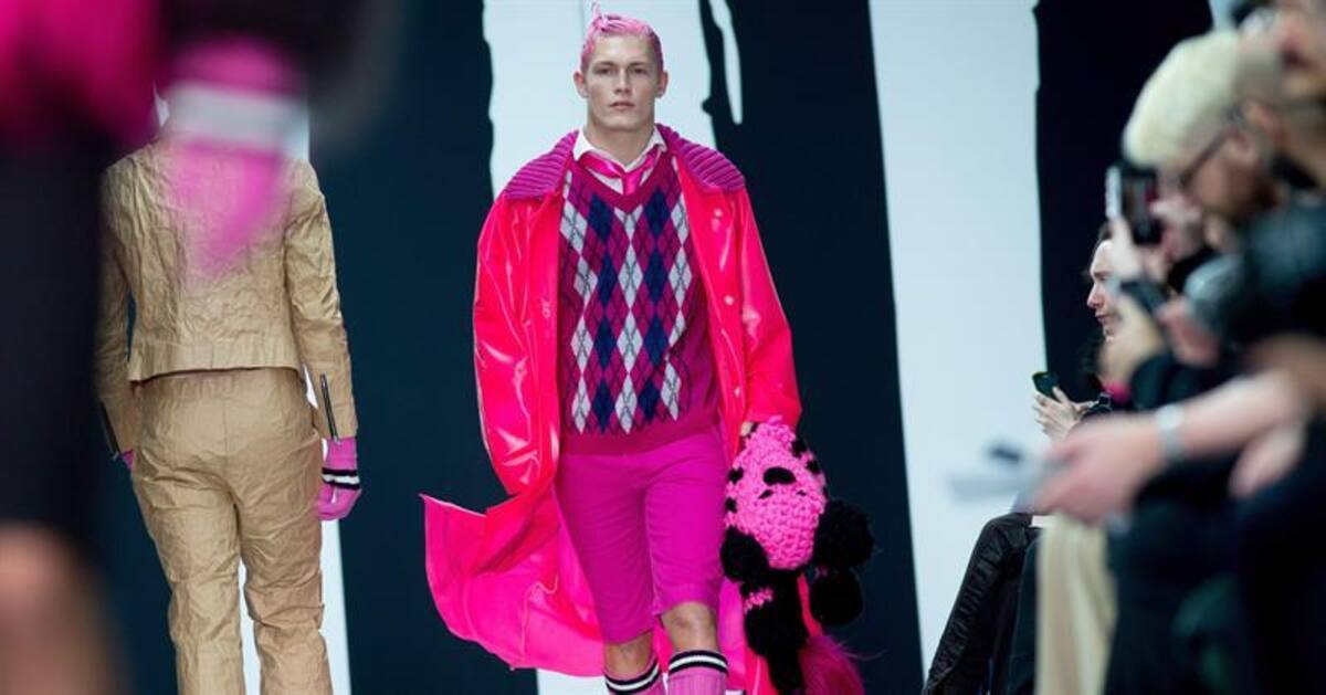 Una serie de modelos presentan la colección de otoño, invierno 2015 en la semana de la moda masculina en Londres, Inglaterra, que se realizará hasta el próximo 12 de enero.