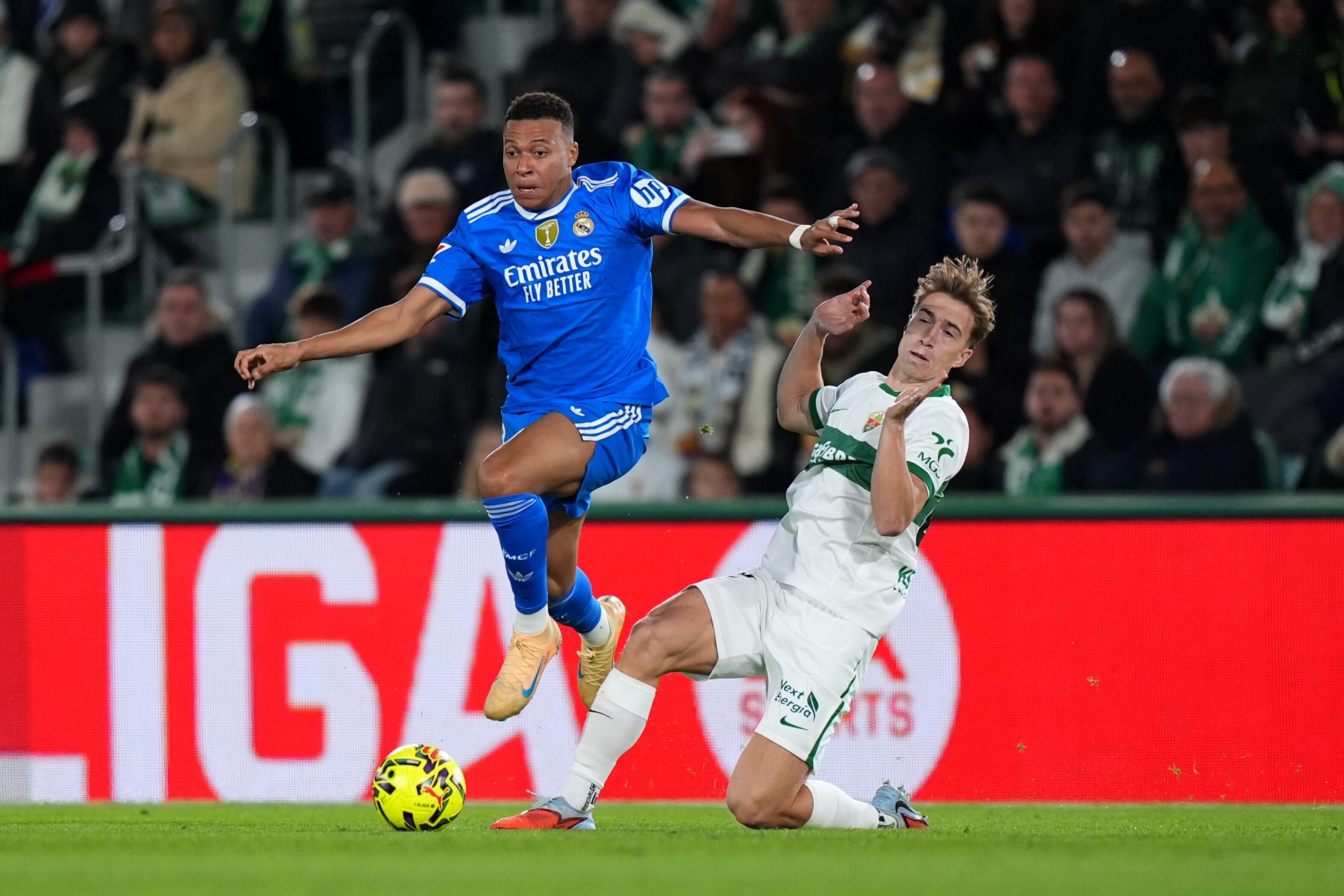 Kylian Mbappe jugador del Real Madrid, con David Affengruber futbolista de Elche CF durnateLa Liga EA Sports 2025-26 / Getty Images