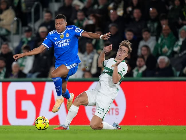 Kylian Mbappe jugador del Real Madrid, con David Affengruber futbolista de Elche CF durnateLa Liga EA Sports 2025-26 / Getty Images