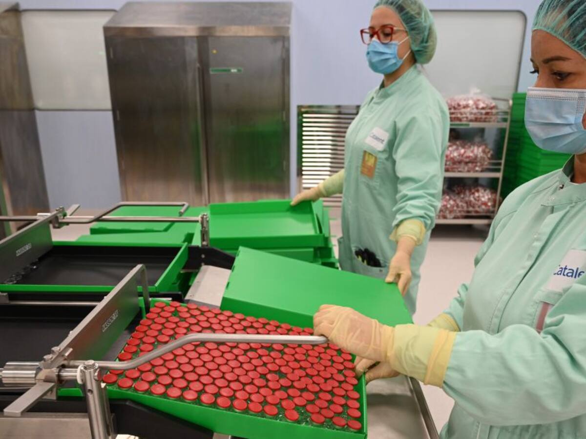 AstraZeneca y Oxford reanudan ensayos clínicos en EE.UU.