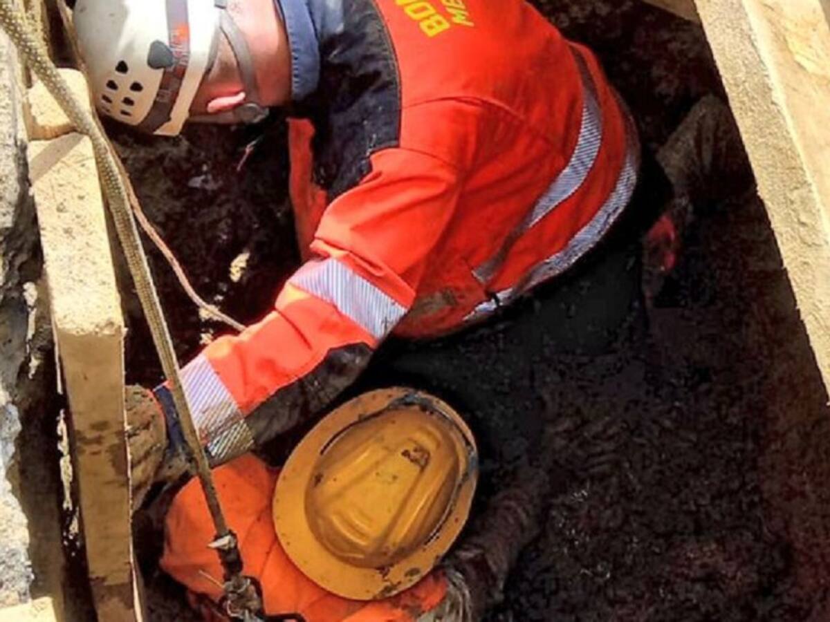 Un operario tuvo que ser rescatado al quedar atrapado en un alcantarillado