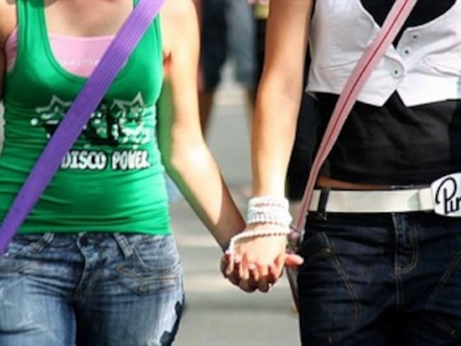 Beso de lesbianas en centro comercial desata polémica en Cali