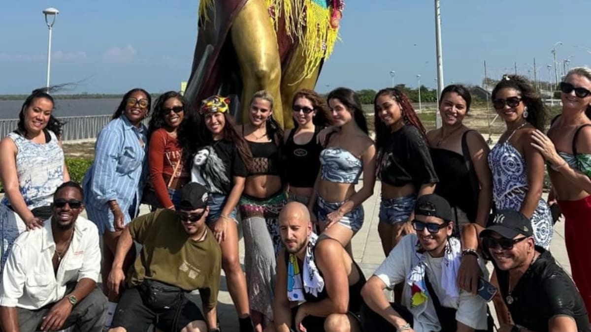 En chiva rumbera y comiendo arepa de huevo: bailarines de Shakira recorrieron Barranquilla