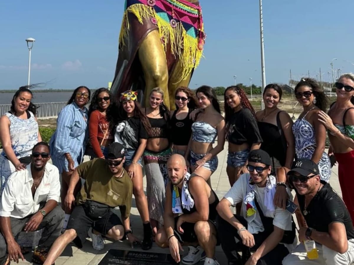 En chiva rumbera y comiendo arepa de huevo: bailarines de Shakira recorrieron Barranquilla