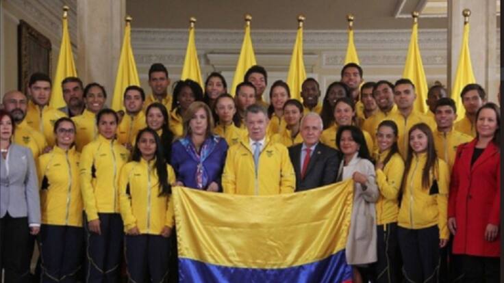 El presidente Juan Manuel Santos, entregó la bandera a la delegación nacional