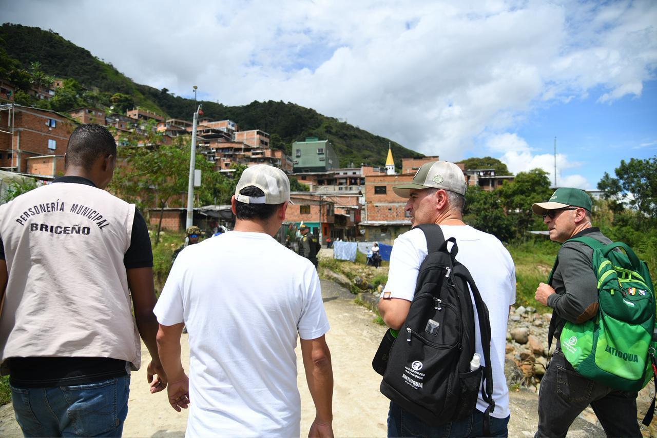 Gobernador de Antioquia, Andrés Julián Rendón, atiende desplazados en Briceño. Foto: Gobernación de Ant.