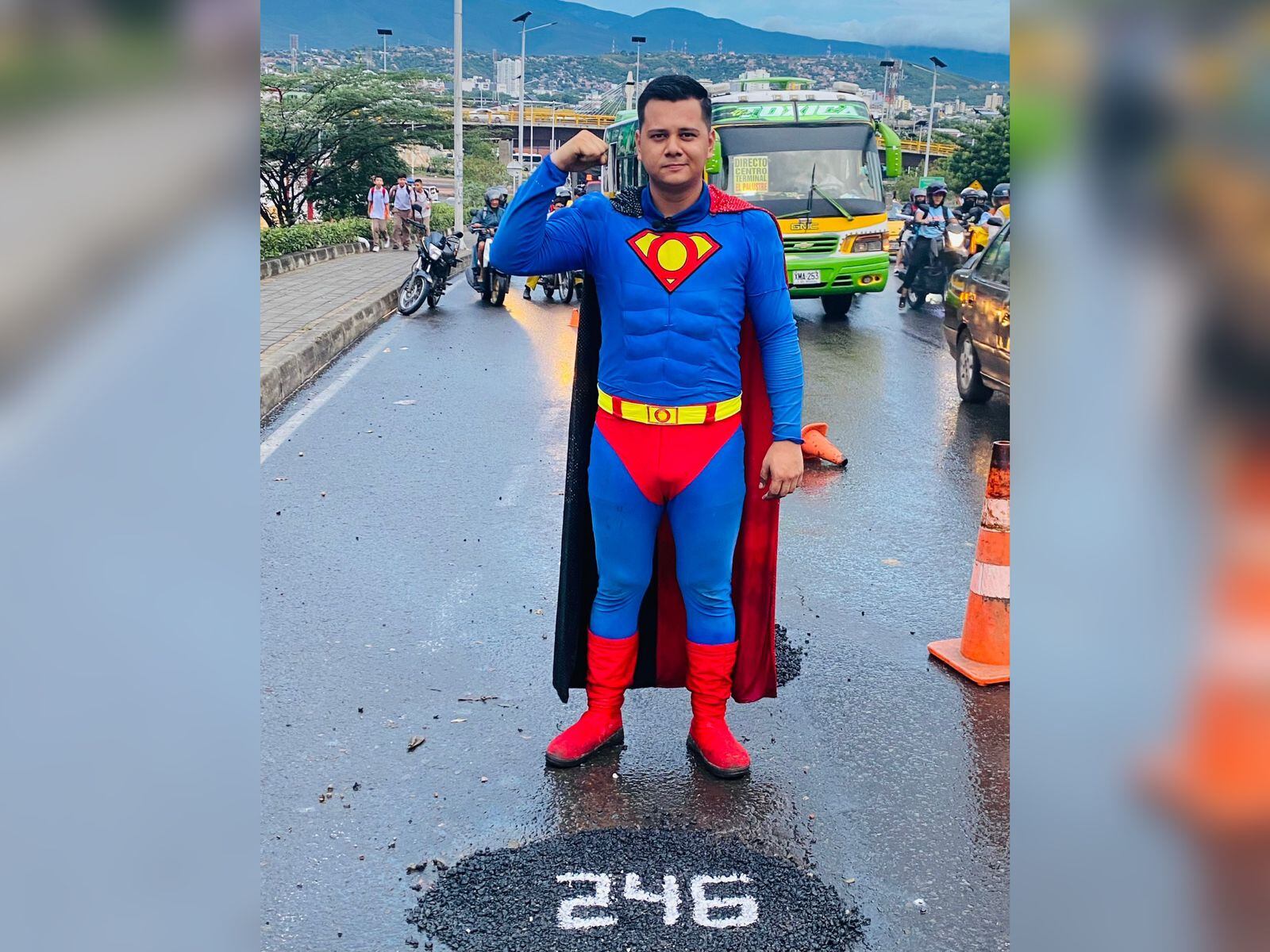 “Supermán el tapa huecos” denuncia amenazas de muerte en su contra. / Foto: @SergioOlayaS