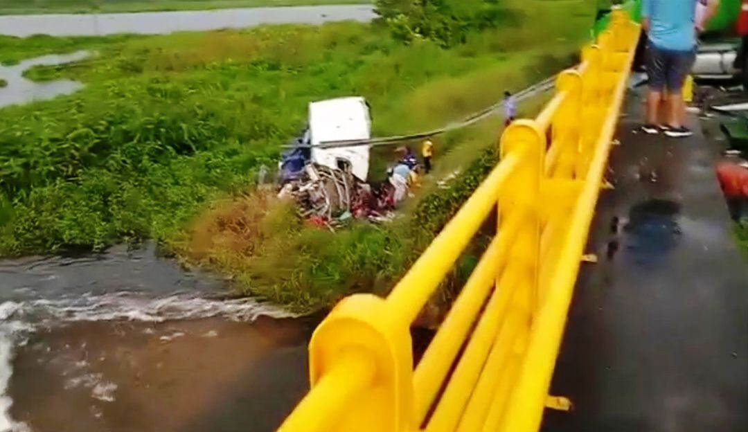 Dos muertos y 25 heridos en accidente de bus en Gambote