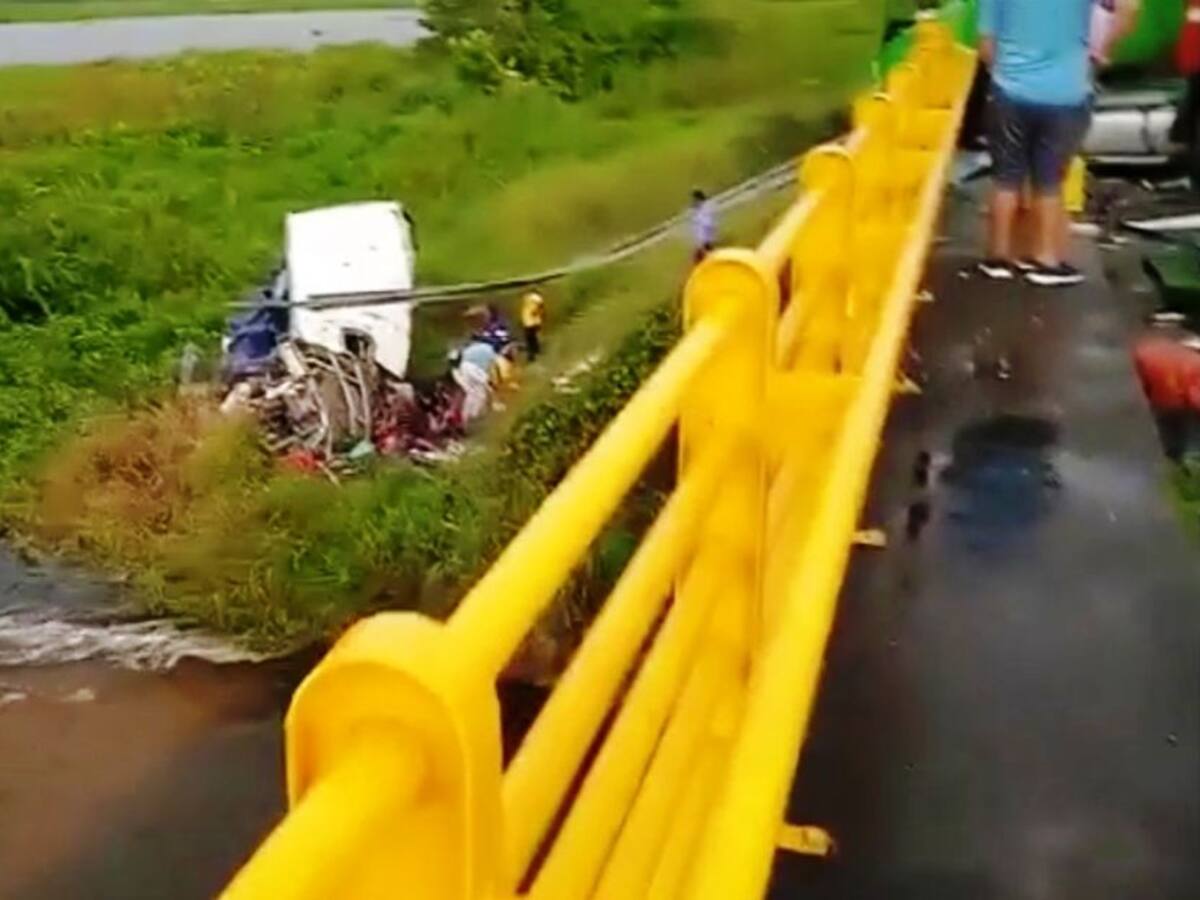 Dos muertos y 25 heridos en accidente de bus en Gambote