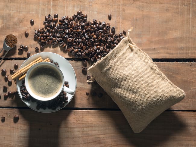 Taza y granos de café - Foto vía - GettyImages