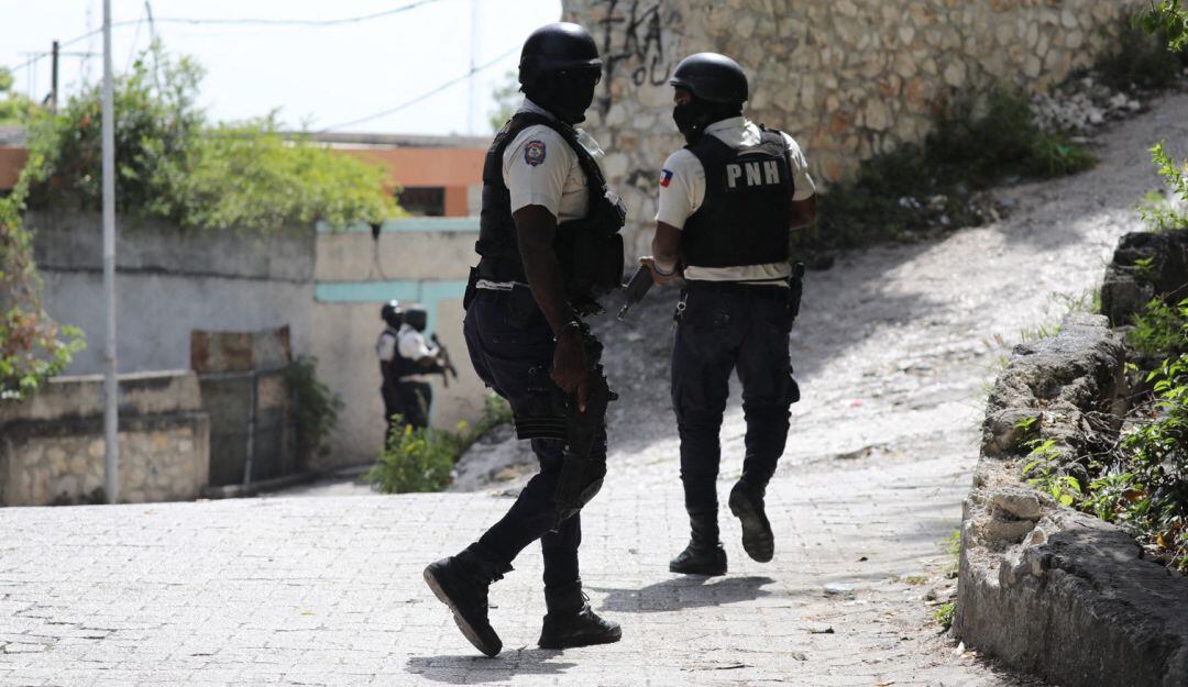 Patrullas en zonas cercanas a la residencia presidencial en Haití.