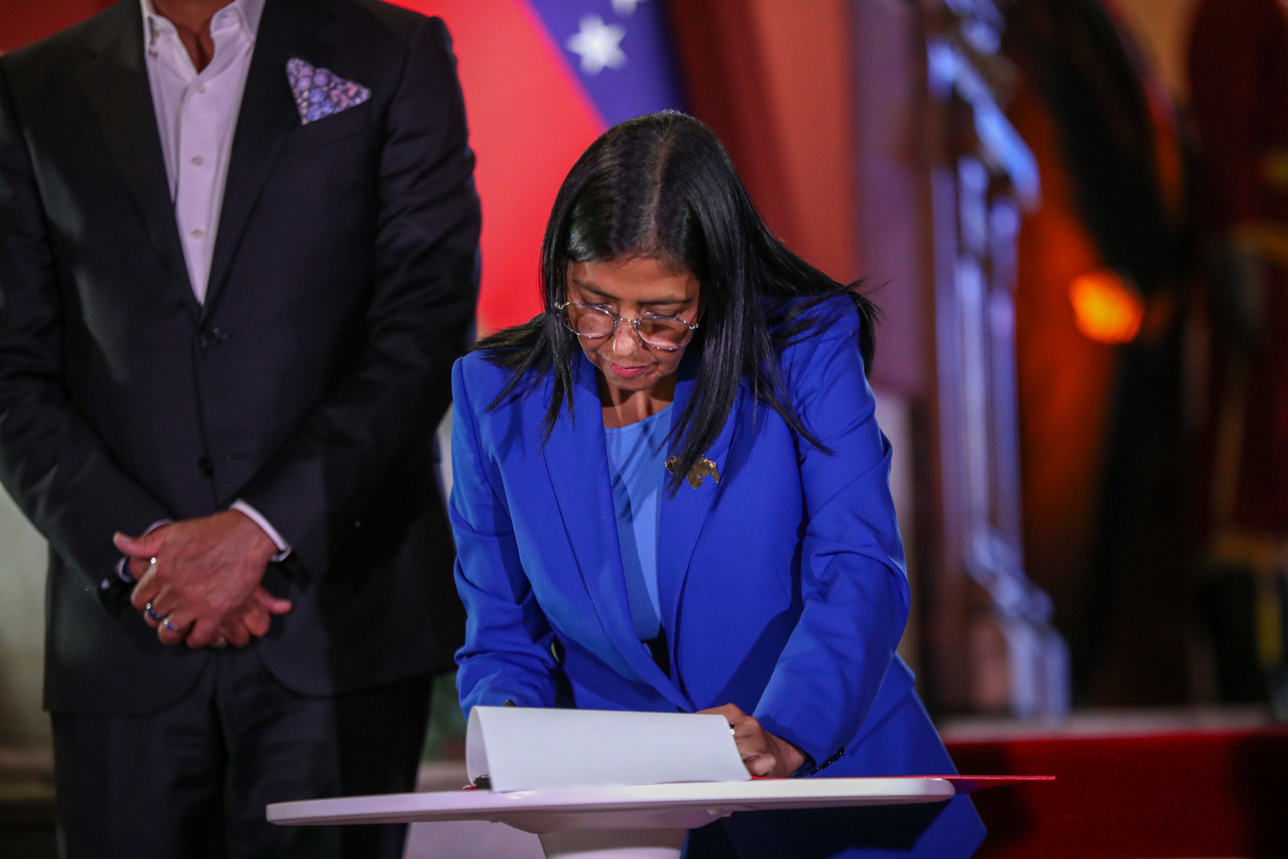 Delcy Rodríguez firmando documentos en Venezuela: Getty Images