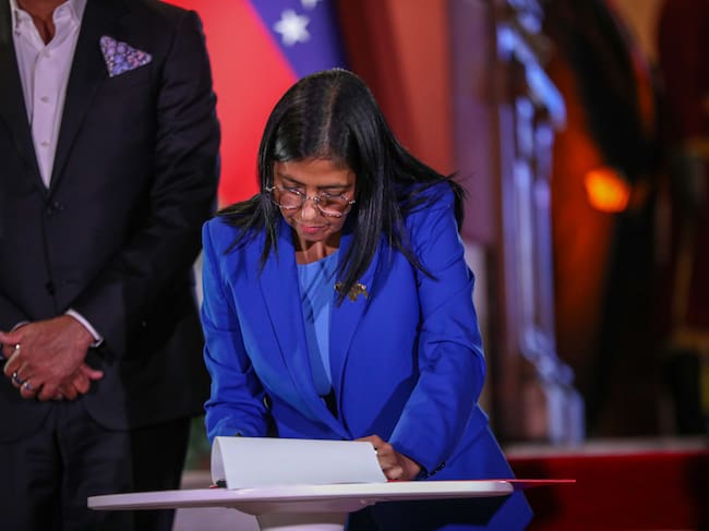 Delcy Rodríguez firmando documentos en Venezuela: Getty Images
