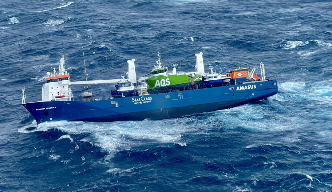 La tripulación del navío fue rescatada con un helicóptero.