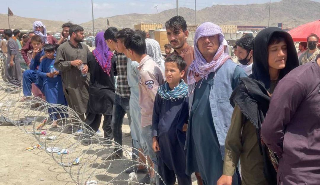 Afganos en el aeropuerto internacional de Kabul esperando ser evacuados