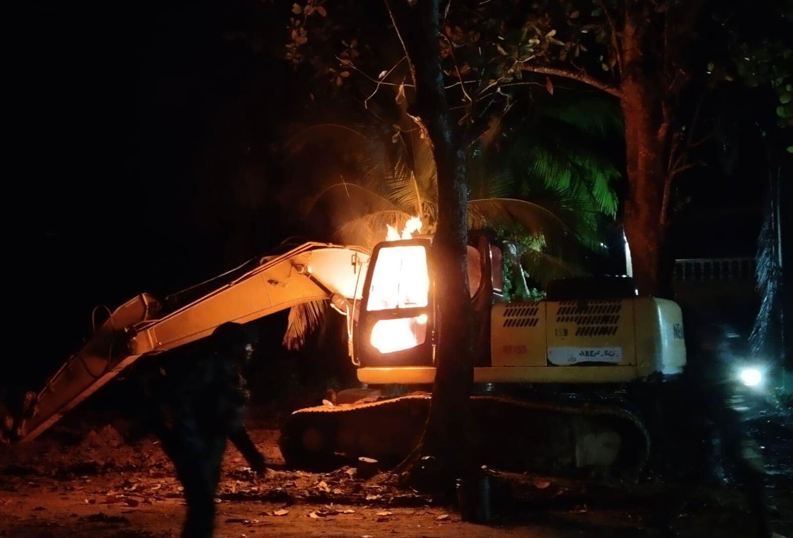 Quema de maquinaria usada para la minería ilegal. Foto: Brigada 11