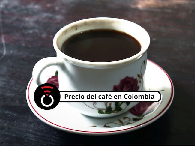 De fondo: Plato y taza ornamentada con café en su interior (Crédito: Getty Images)
