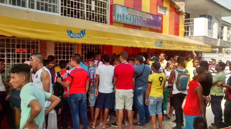 Hinchas de Junior observan el encuentro entre el equipo Tiburon y el Nacional.