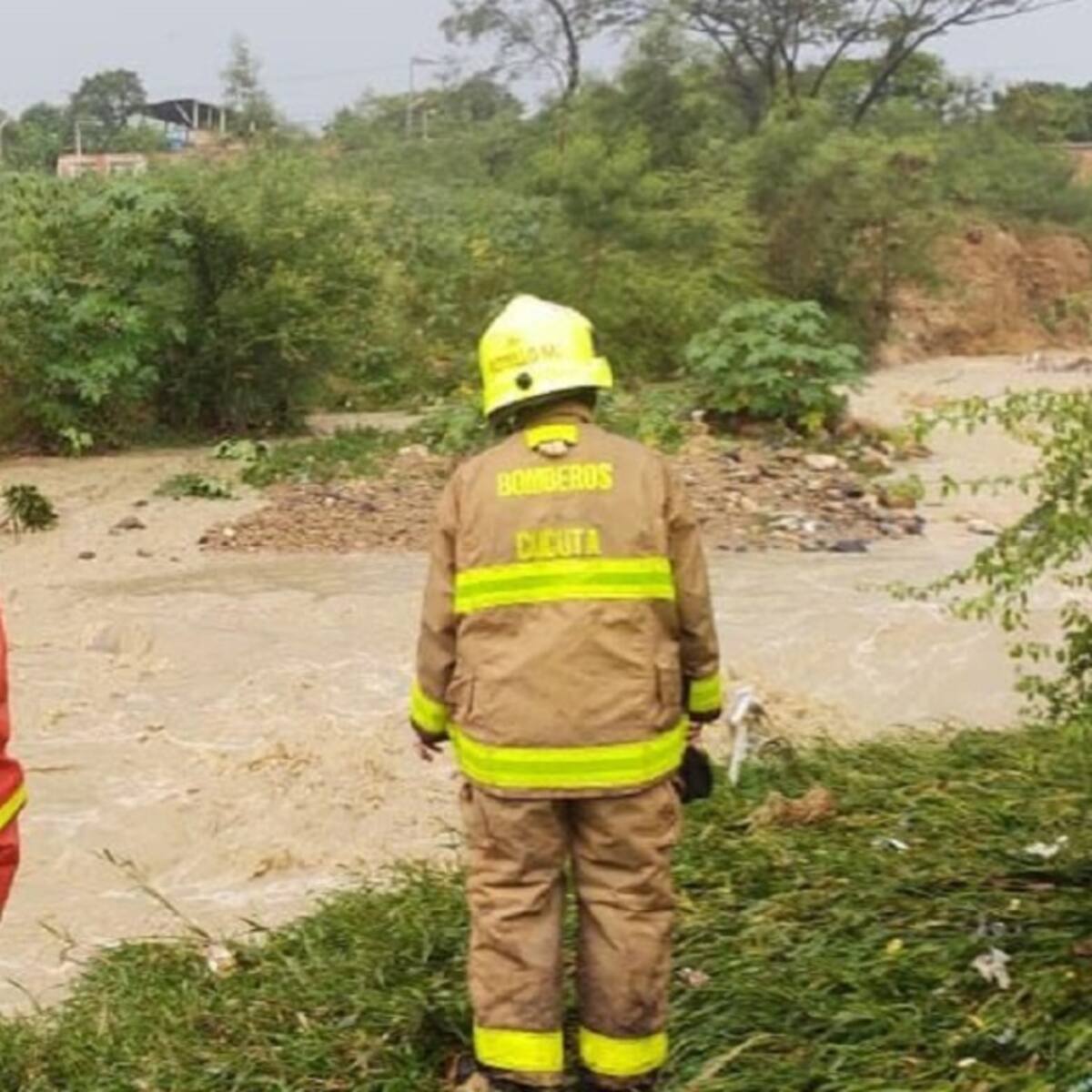 Reactivan búsqueda de menor que cayó a canal de lluvias