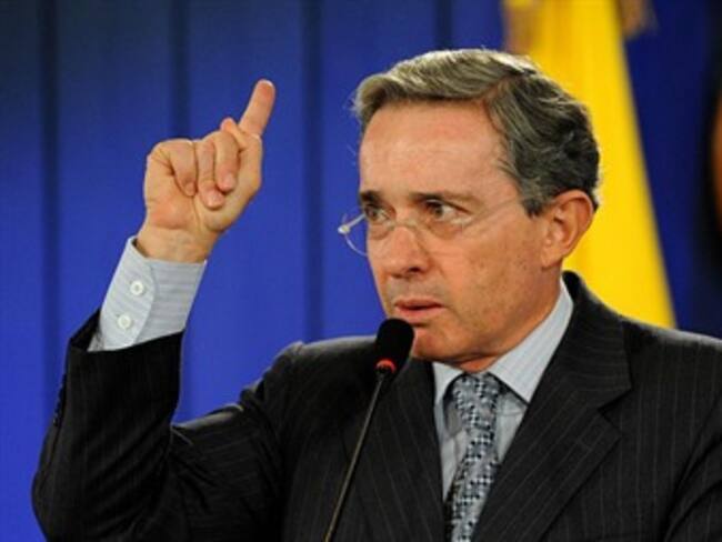 Uribe acusa al Gobierno de generar &#039;odios y pánicos&#039; con Ley de Restitución de Tierras