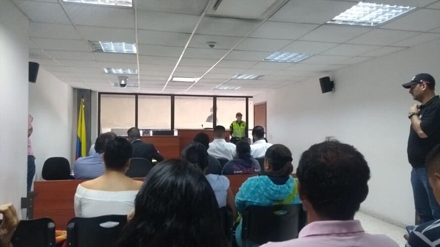 Hoy en Cali continuará la audiencia para definir si se envía a la cárcel a los tres militares retirados y una mujer implicada. Foto: Erika Rebolledo (W Radio)