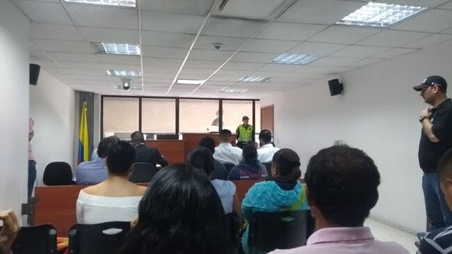 Hoy en Cali continuará la audiencia para definir si se envía a la cárcel a los tres militares retirados y una mujer implicada. Foto: Erika Rebolledo (W Radio)