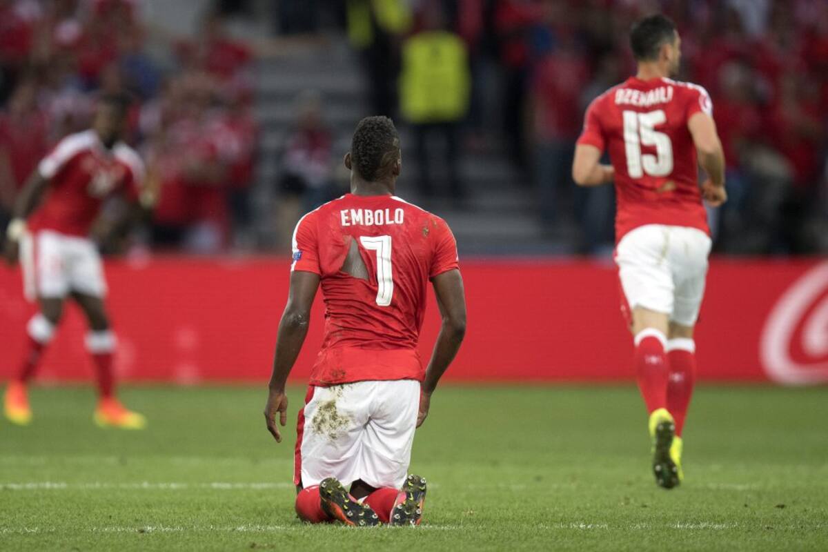 La camiseta de Embolo también resulto rota