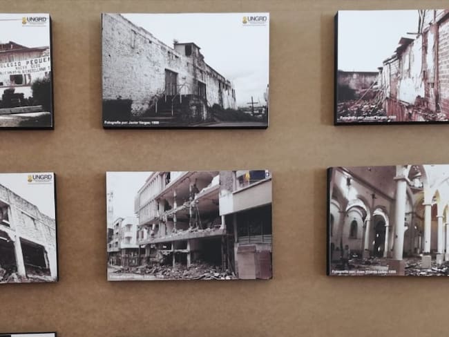 En el Centro de Convenciones de Armenia se realizara el Encuentro Nacional de Riesgo Sísmico donde hay una exposición de fotografías en blanco y negro de las afectaciones por el terremoto.