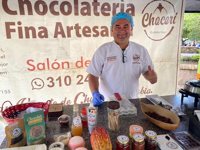 Chucureño enseña a mujeres campesinas sobre chocolatería