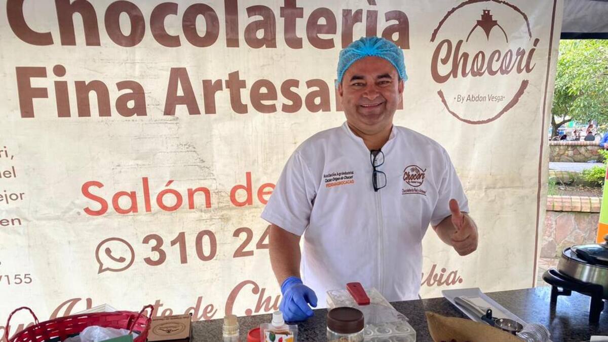 Chucureño enseña a mujeres campesinas sobre chocolatería