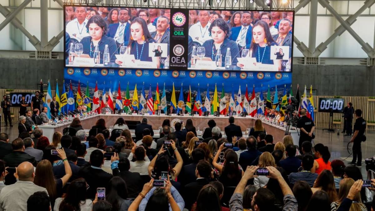 Critican fuertemente al gobierno Petro por ausencia en sesión de la OEA