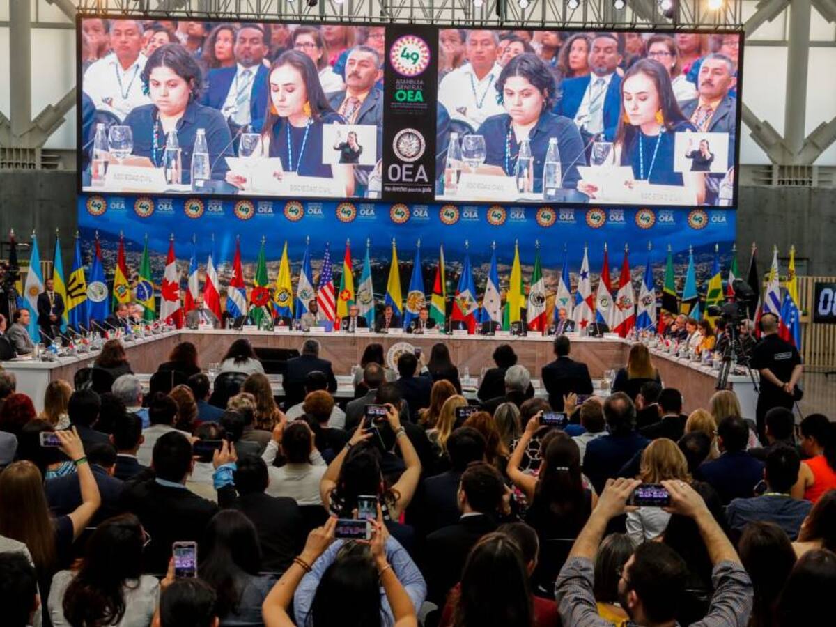 Critican fuertemente al gobierno Petro por ausencia en sesión de la OEA