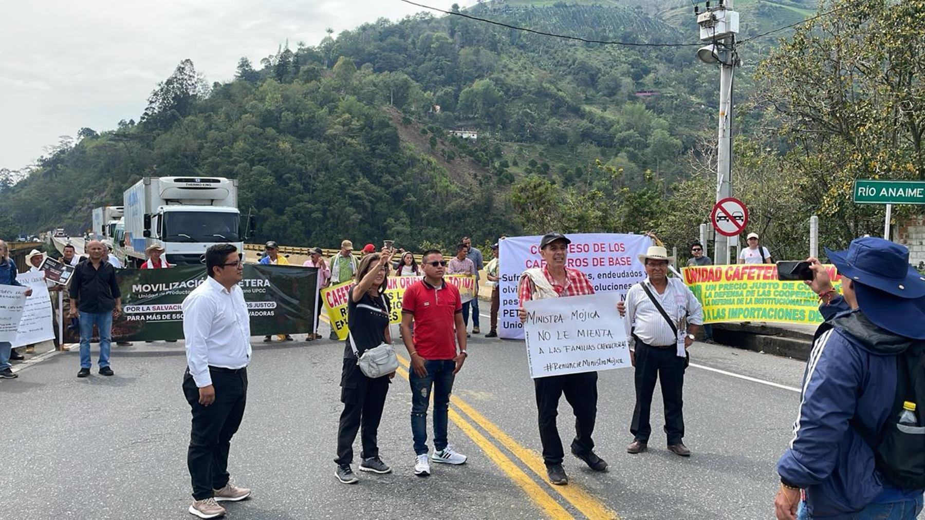 Cafeteros bloquean la vía a la Línea