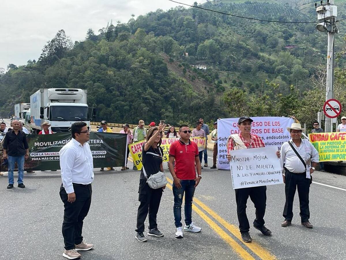 Cafeteros bloquean la vía Ibagué – Cajamarca – Alto de la Línea