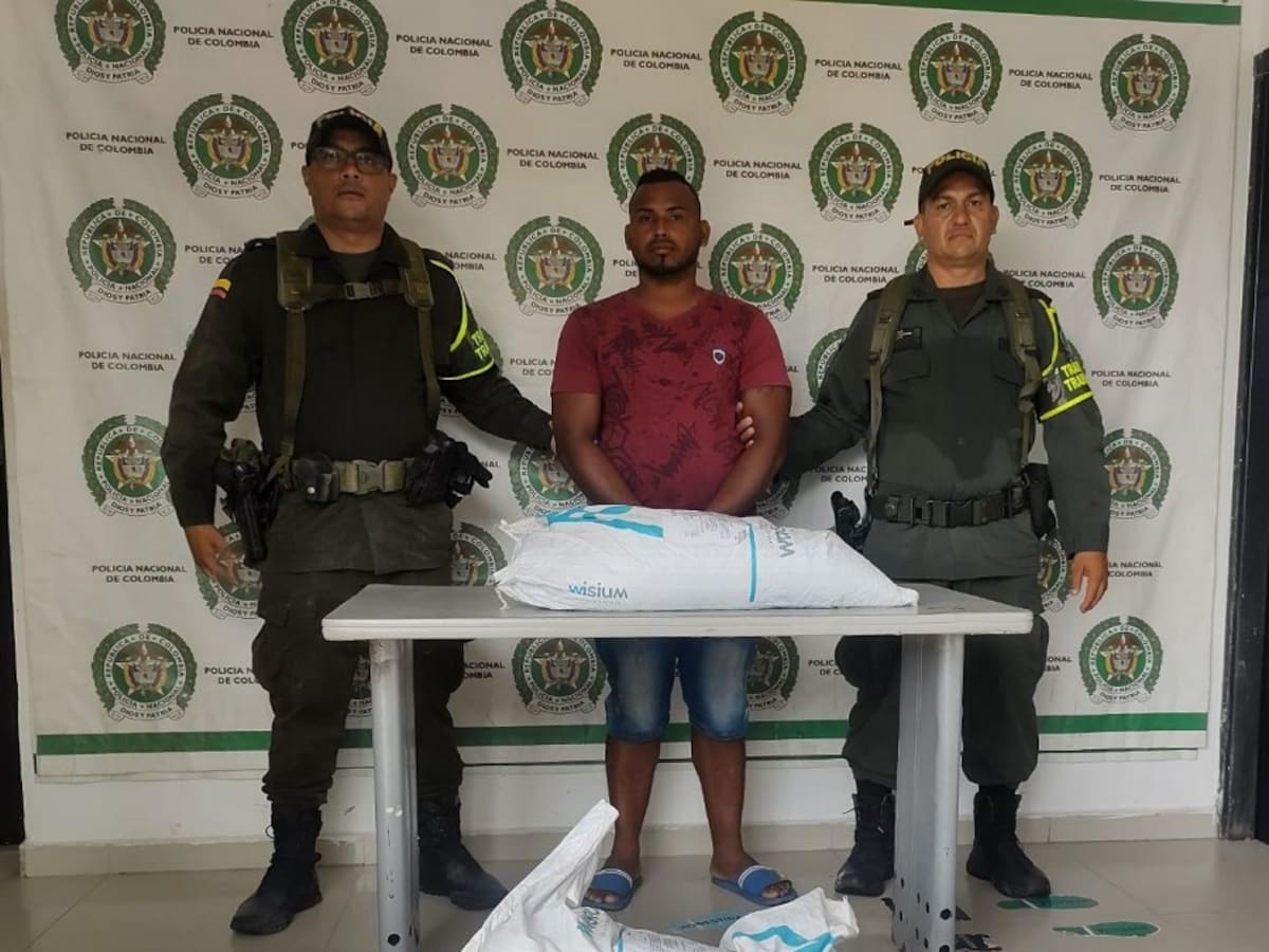 Capturaron a hombre por robar comida para mascotas de tractomula volcada en Bolívar