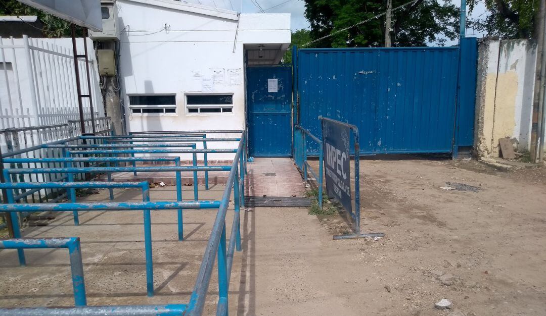 El hombre ingresó a su vivienda y la intimidó con un machete para robar varias de sus pertenencias. Luego habría abusado de ella