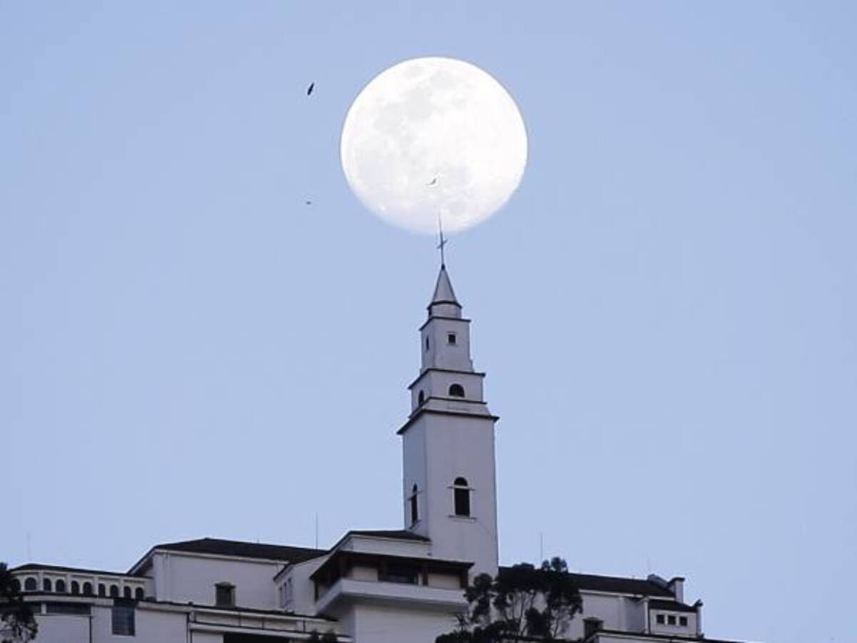 La luna, ni azul ni roja