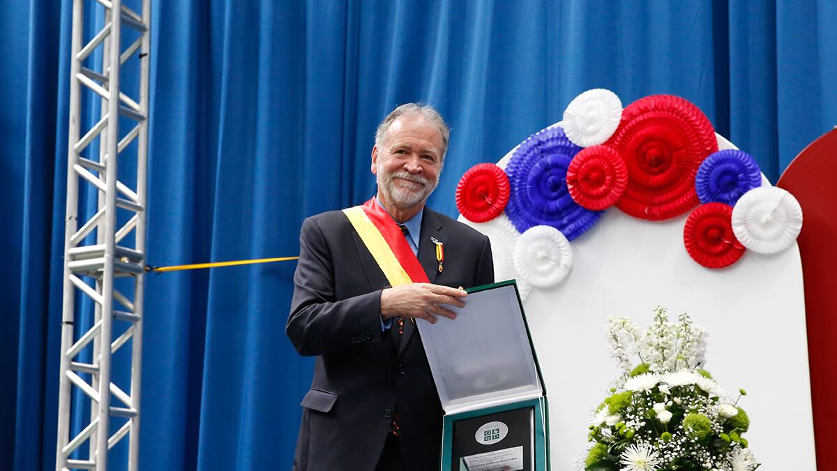 Jaime Acosta, rector del Colegio San Jorge, fue condecorado como MBE del Imperio Británico